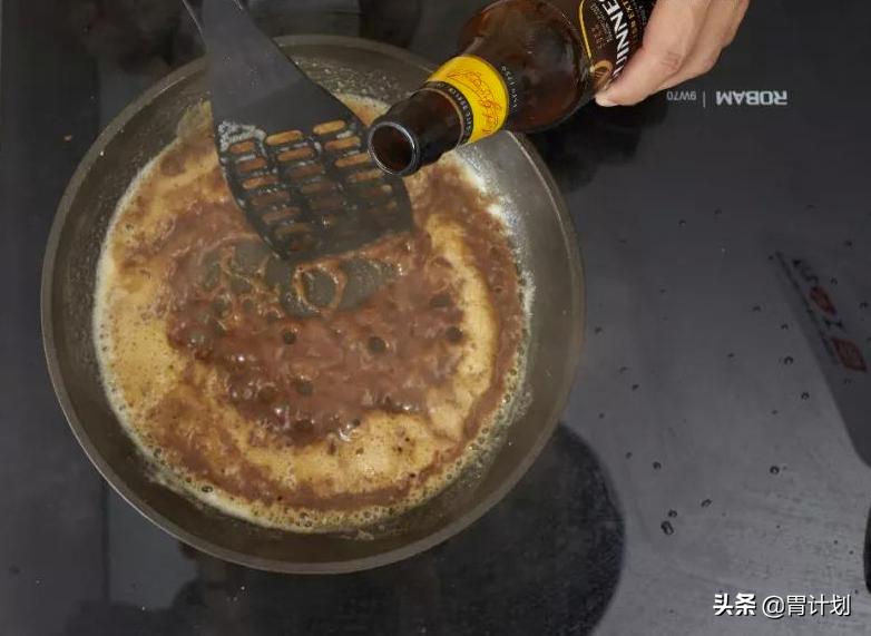 糊了的锅底没有钢丝球怎么洗,锅底烧糊了别着急扔今天教你一招