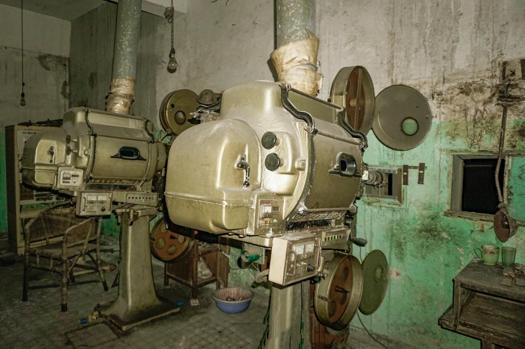 东北大妞拍废墟,东北大妞年轻照片