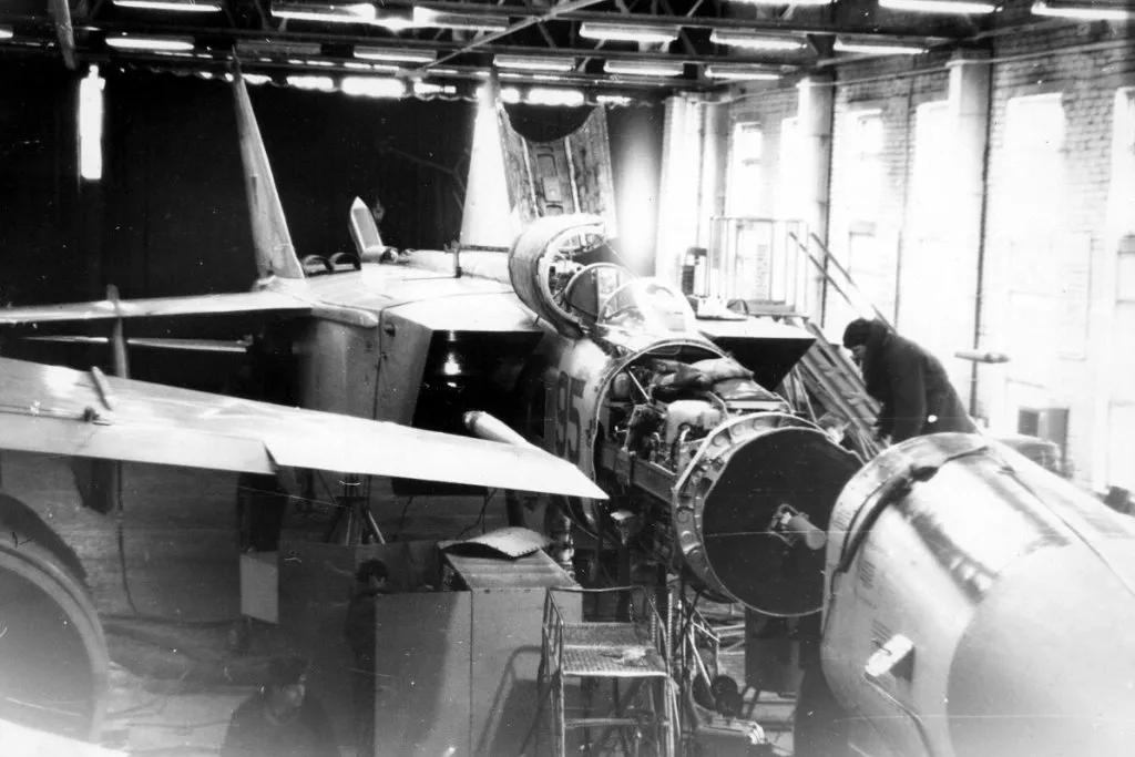 俄罗斯士兵喝酒撞机场护栏,俄罗斯士兵醉酒撞护栏