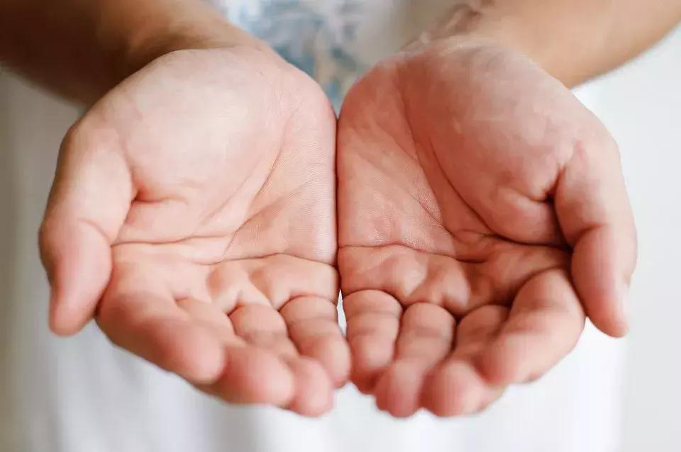 你的手掌充血发红吗?指腹干瘪细纹多?