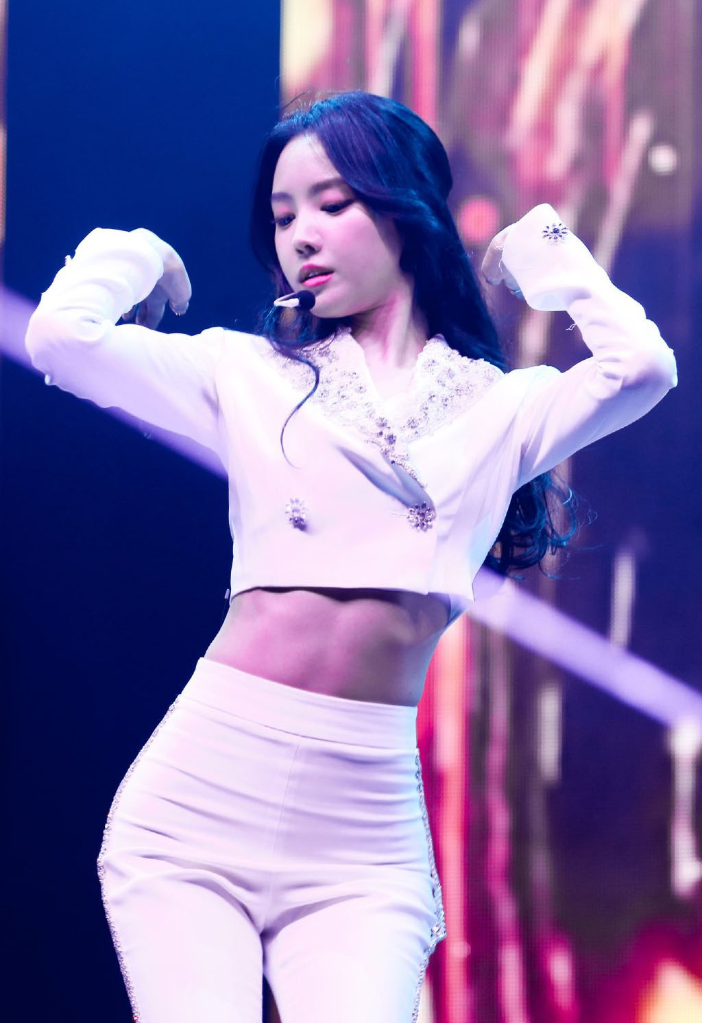 她是韩国“蚂蚁腰”代表,身穿皮大衣加直筒裤,无美颜也超美