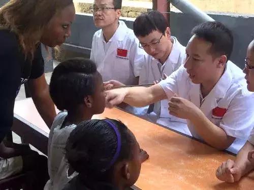 医者仁心，情洒非洲，一曲《成都》让他红了眼眶——记全国援外医疗工作先进个人李昂（中英文）