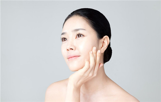 脸上抹护肤品起泥是怎么回事,脸上抹油还起皮怎么办