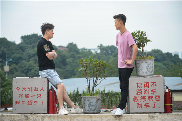 重庆一驾校因标语成网红学过车的你,一定是笑中带泪吧?