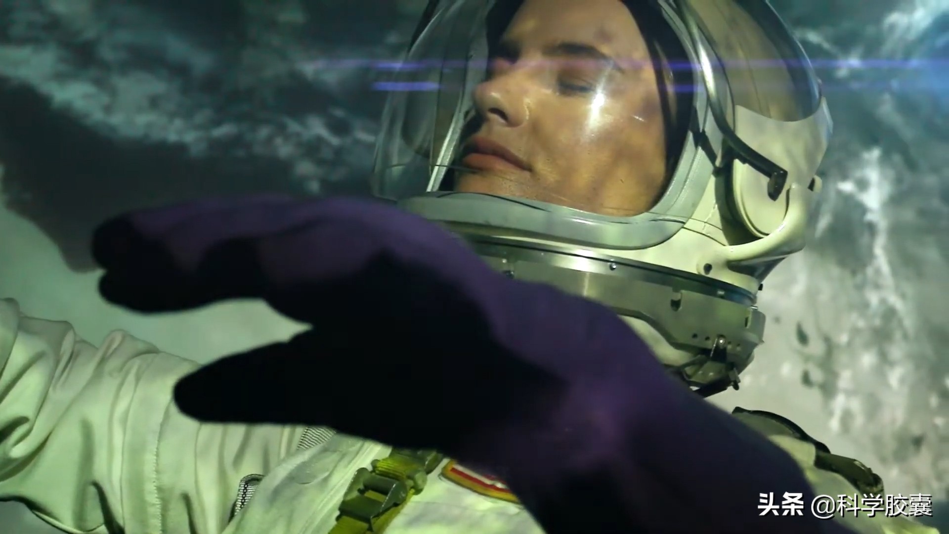 航天员出舱为什么不被甩出去,航天员出仓要是飘走怎么办