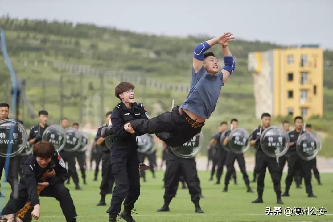 女神节专递|可盐可甜高颜值苦练不言弃的特警“霸王花”