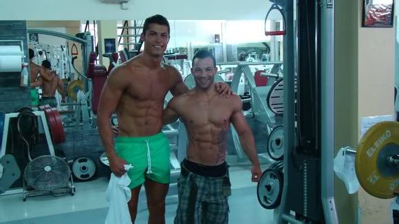 c罗半遮脸,c罗半跪拳击拍照