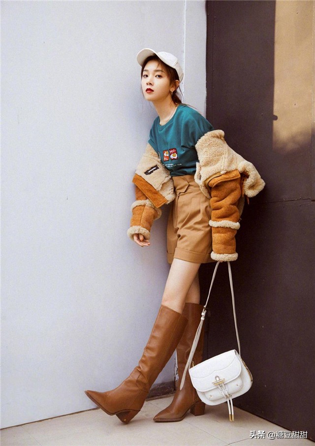 2020秋冬新潮混搭：短裤+长靴，时髦气质高级，上身秒变腿精