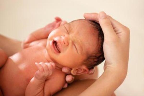 育儿小知识:宝宝的耳朵进水或流进奶液怎么护理