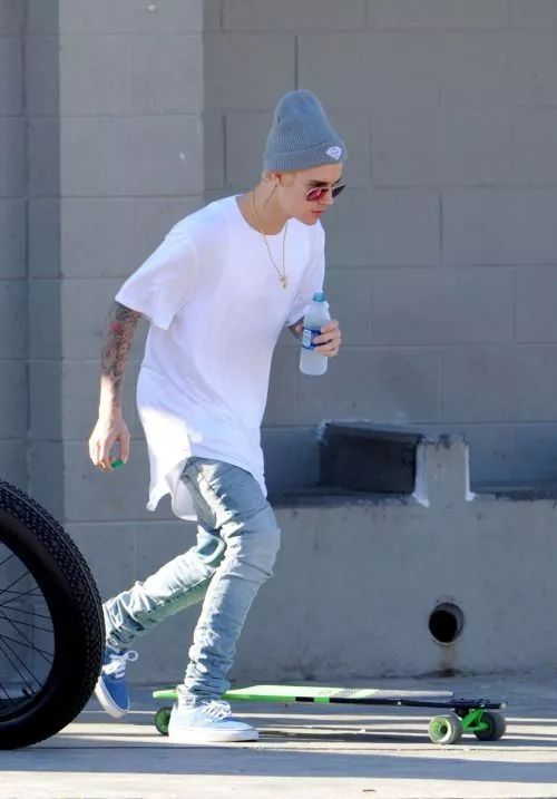 帽子怎么戴才能防止飞起来,戴棒球帽怎么撑起来小技巧