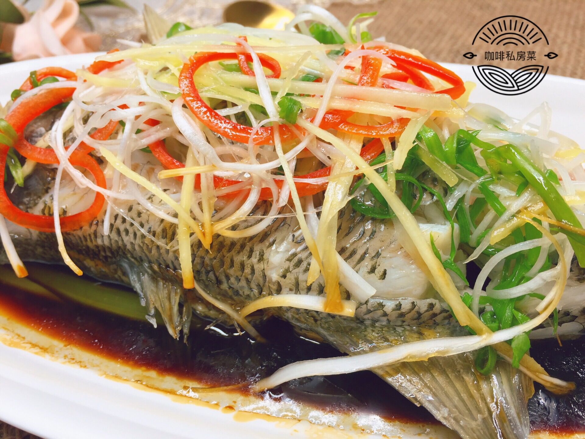 做清蒸鱼用什么油淋,清蒸鱼先放蒸鱼豉油还是先浇热油