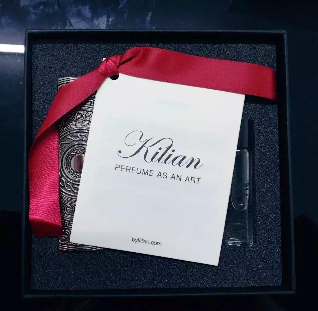 过年穿上红衣服还不够，喷上这支香水就是欧气最旺的锦鲤本鲤