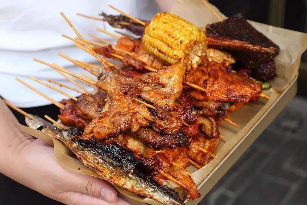 这家炸串店开了二十多年,门前天天排长队,老洛阳人最惦记