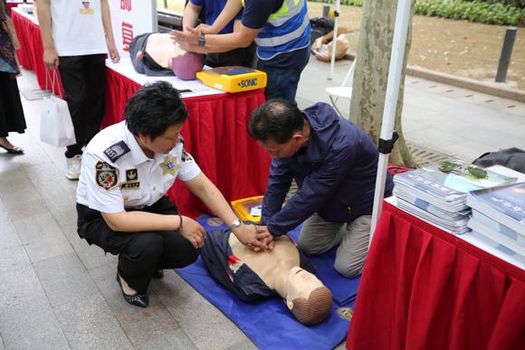 如何安全破窗,怎么紧急破窗逃生