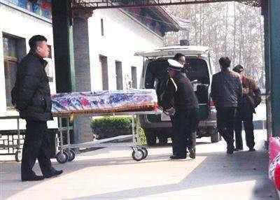 路上开车遇到殡葬车怎么办,开车时误入送殡的车队怎么办