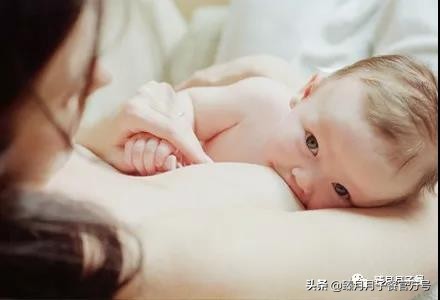 产后乳房长小黑点怎么回事,产后乳房上起小红疙瘩怎么回事