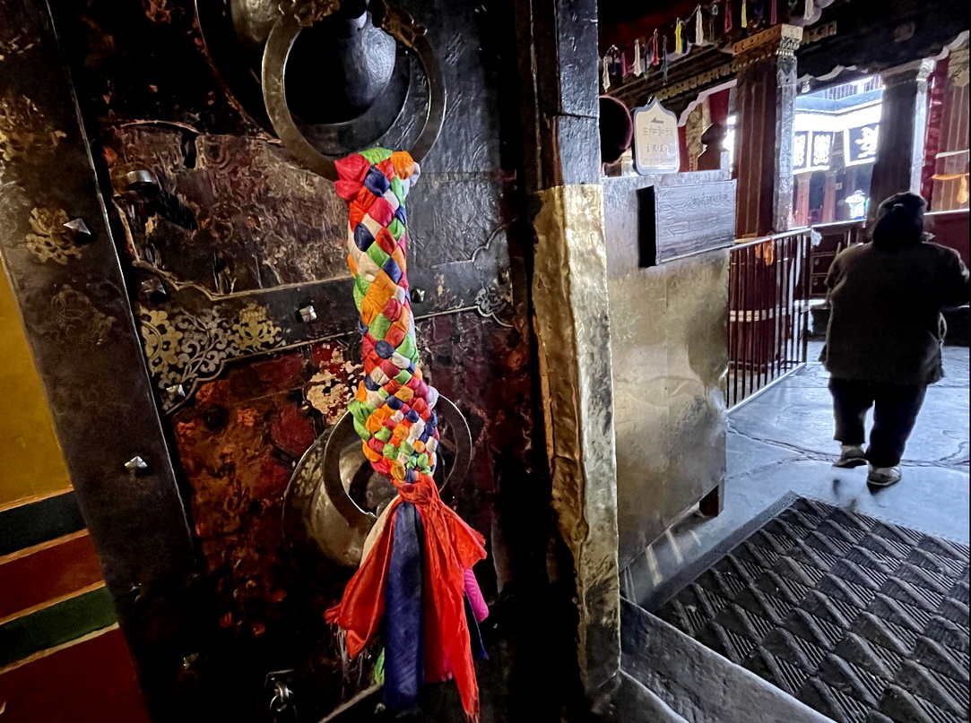 游1300年历史大昭寺，遇17岁无证导游，她说已做了四年讲解