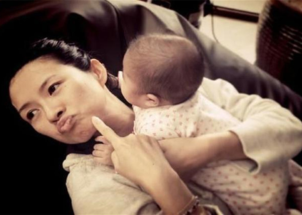 宝宝喜欢用手抓脸是什么原因,为啥小婴儿总爱打脸