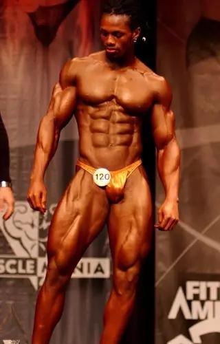 大屌哥的儿子小小年纪就已经练成了肌肉男，真是虎父无犬子