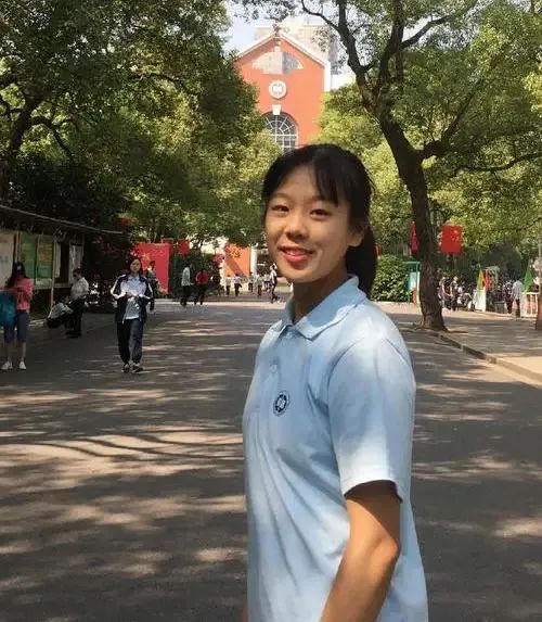 “一字马”女孩罗子欣“又跳了”，这一次：从健美操跳到中国美院