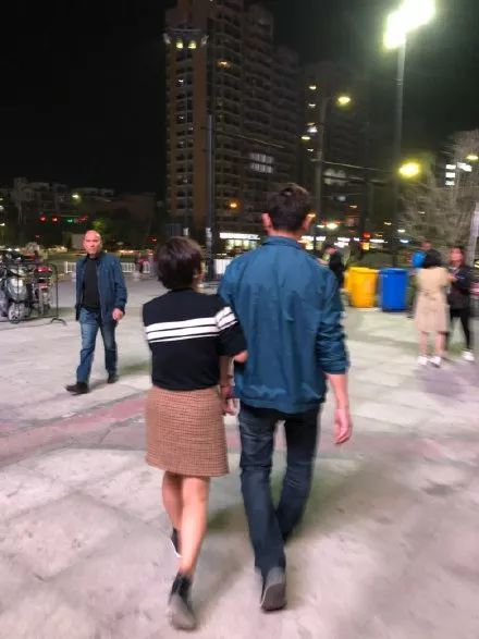 父母秀恩爱对子女的好处,父母特别秀恩爱的方式