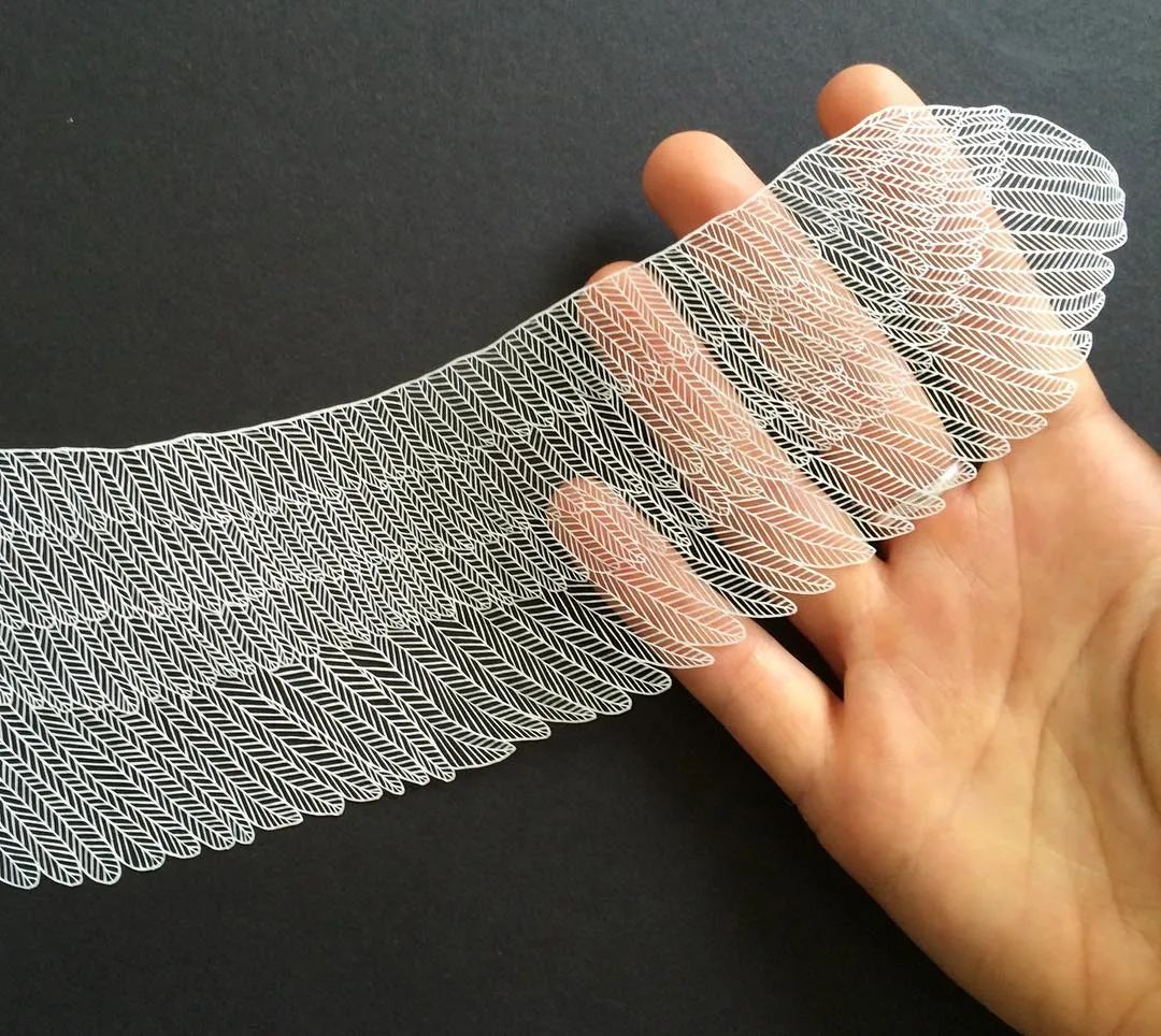 她用一把手术刀在2毛钱废报纸上雕出精美图腾,一幅卖60万