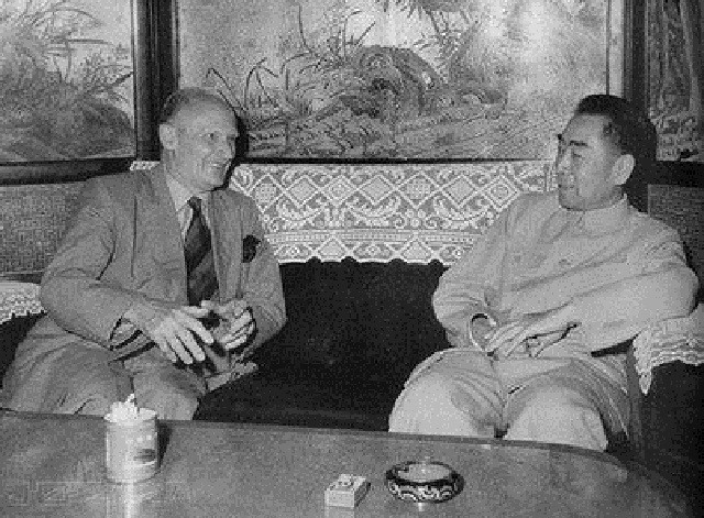 周恩来的最后几年：五次大手术仍坚持工作，旧衣作寿衣，骨灰入海