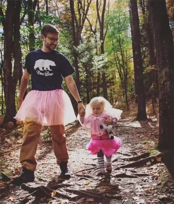 穿着15年的蓬蓬裙的中年男人,粉色蓬蓬裙穿了14年