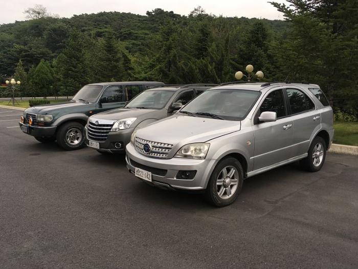 朝鲜街头大奔亮眼，一看是限量版的，每辆约人民币1038万元