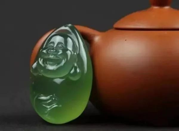 好品质的岫玉和差品质翡翠哪个好,岫玉与翡翠的鉴别方法有哪些呢