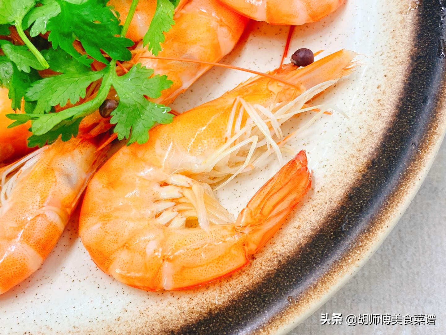 白灼虾最忌直接用水煮,水煮虾开水下入虾煮几分钟