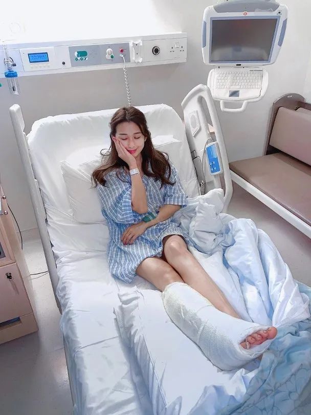 骑车摔断脚筋!TVB港姐留医两个月拄拐杖出院,男友全程贴身照顾