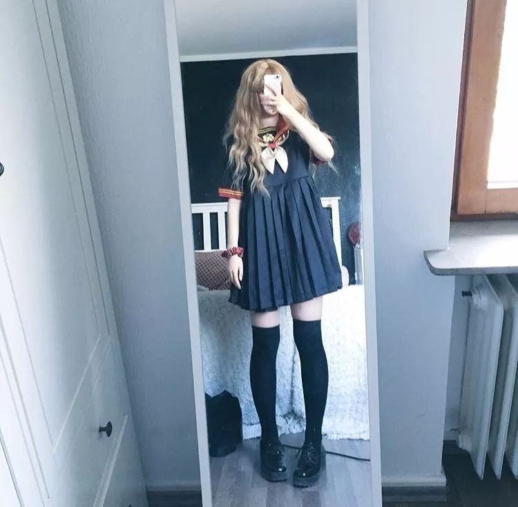 女孩酷似迪丽热巴!还是个日本JK制服爱好者