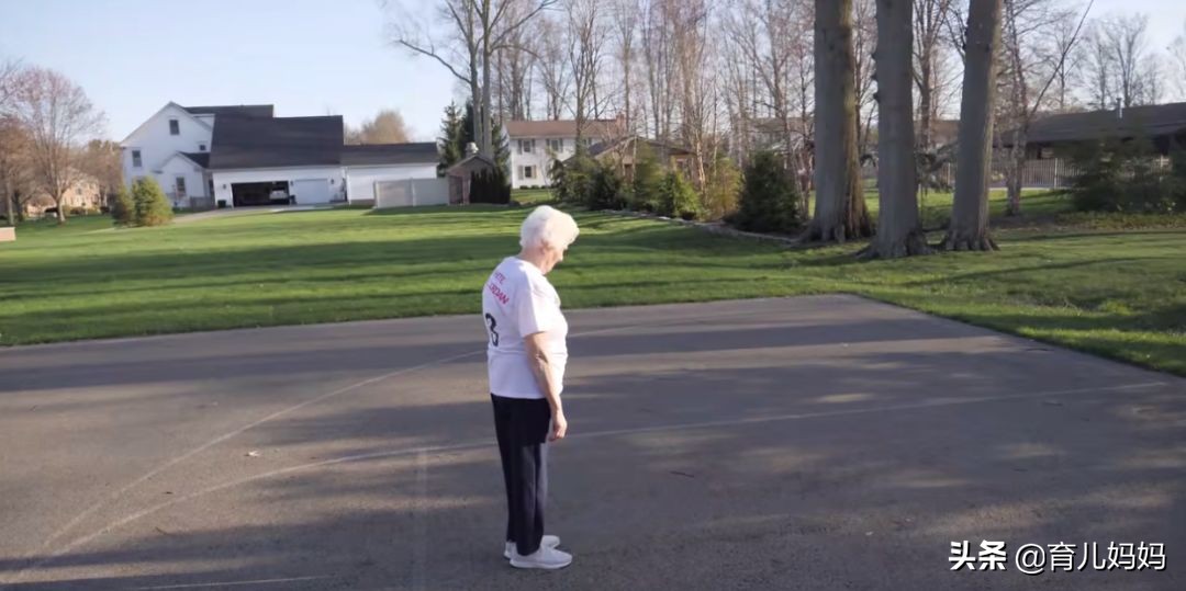 93岁奶奶恶搞27岁孙子一夜爆红！千万网友实力围观：奶奶太坑了！