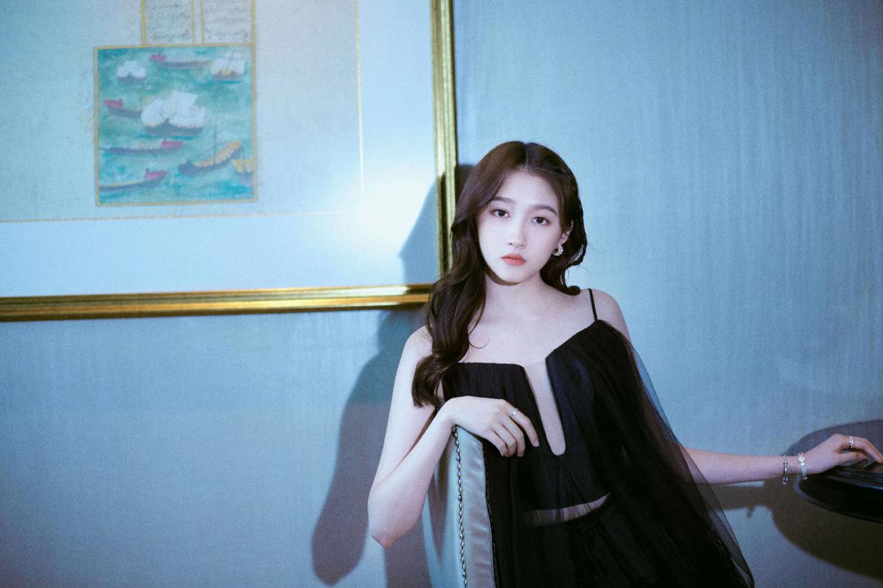 关晓彤渐变紧身裙造型,关晓彤渐变短裙造型