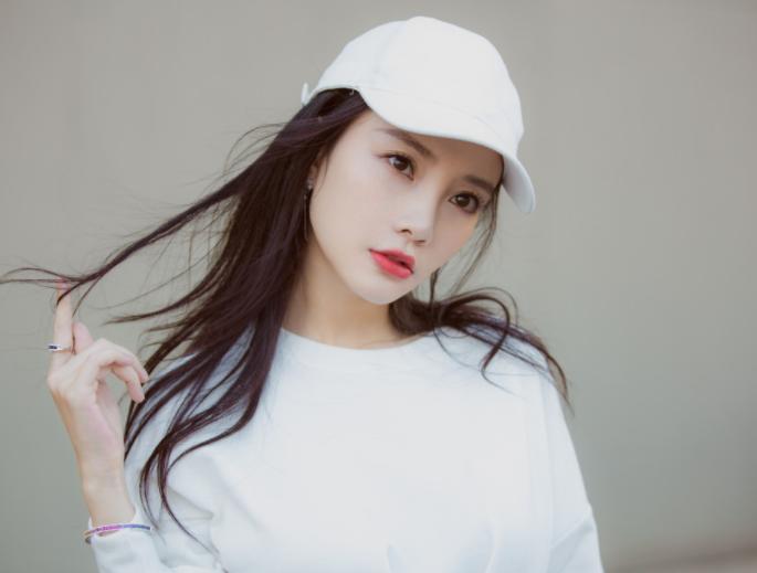 冯提莫红色御姐,冯提莫短发造型亮眼