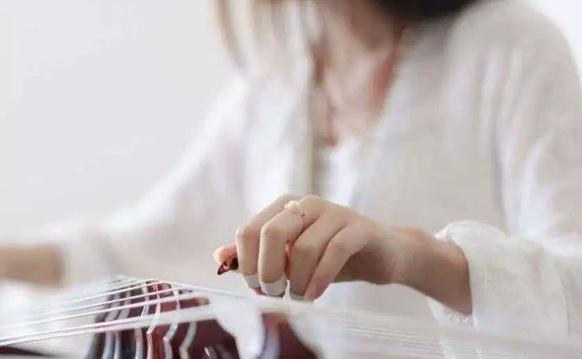 同样的曲子指法会不一样吗,每次弹古筝指法都一样么