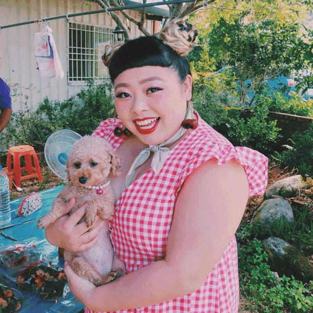 胖女孩这样穿搭也能拍美照