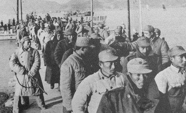 1949年解放军抓获低级战俘，却抽美国高级烟，我军：肯定是条大鱼