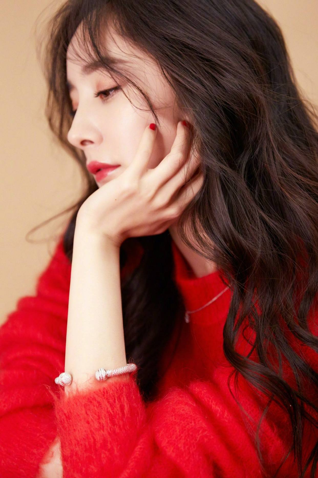 杨幂走路姿势动图,杨幂爬凳子姿势