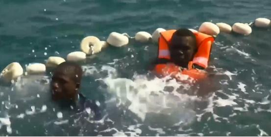 非洲人的捕鱼绝技，一天能捕7吨鱼，出海全凭肉眼找鱼