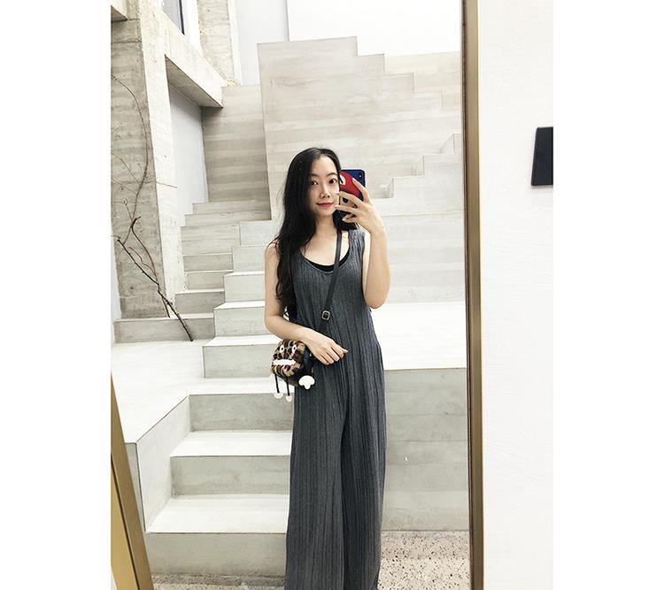 穿上即陷进柔软的「纸片人」背带裤,一封写给夏天的慵懒情书