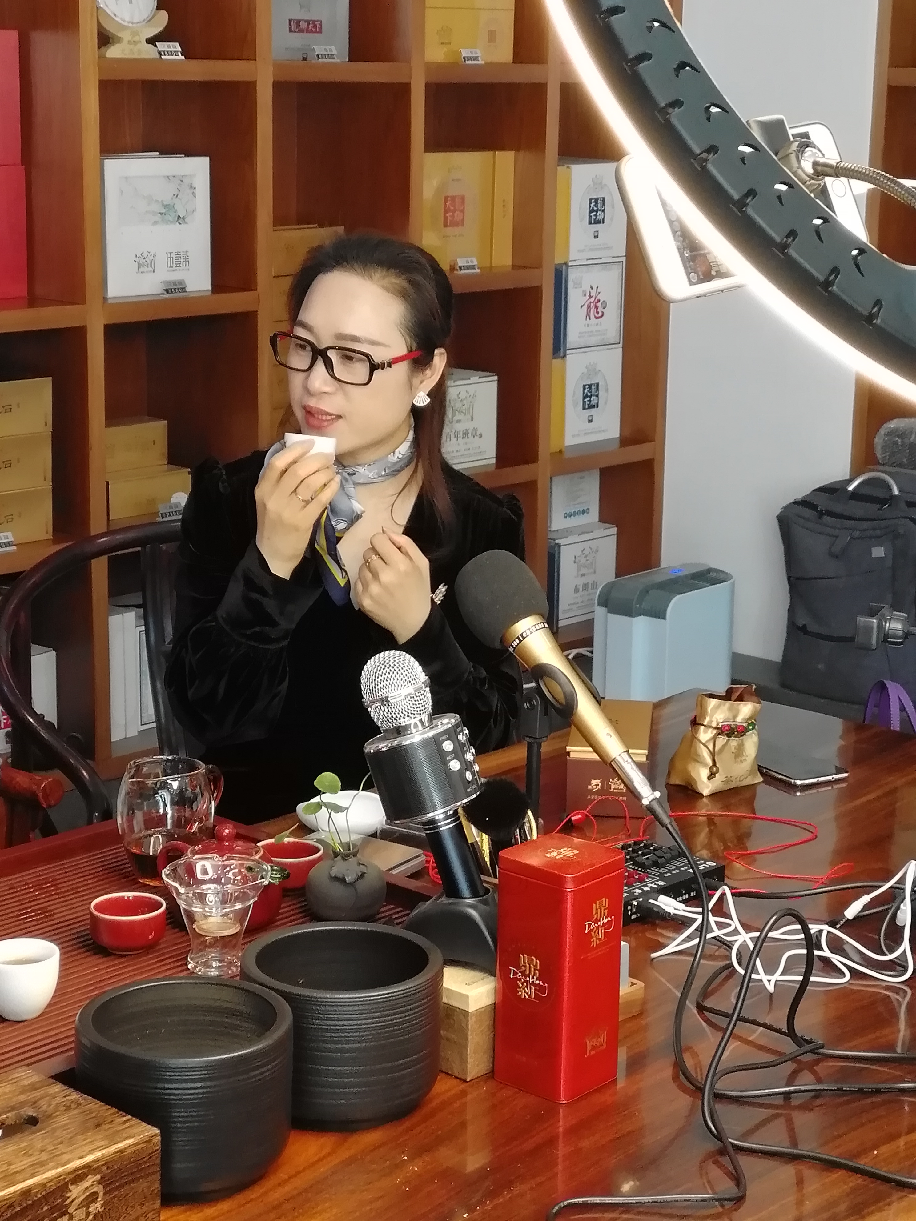 七言寻尤记，遇见最爱的事物，走进龙园茶业，品味普洱茶化石