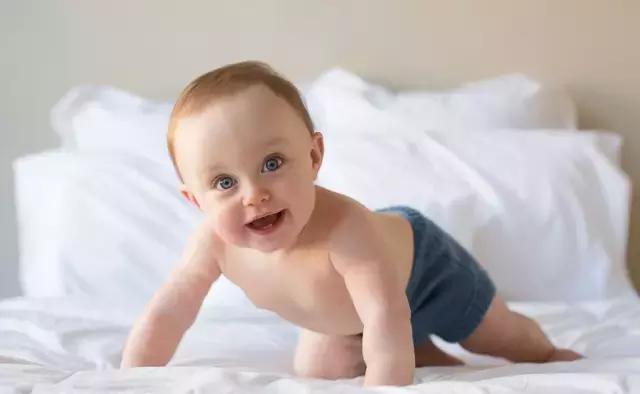 宝宝玩耍时把头撞到墙上怎么办,不小心婴儿头使劲儿撞到墙怎么办