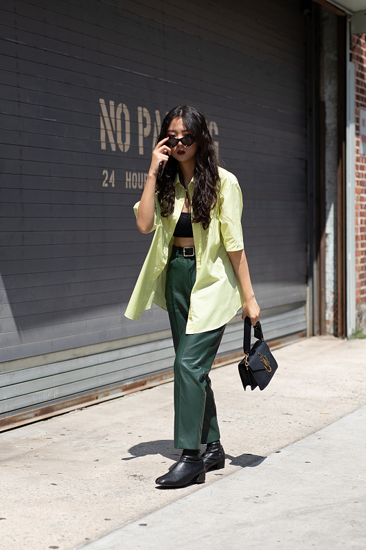 墨绿色上衣搭什么颜色的裤子好看,墨绿色上衣配什么色的裤子好看