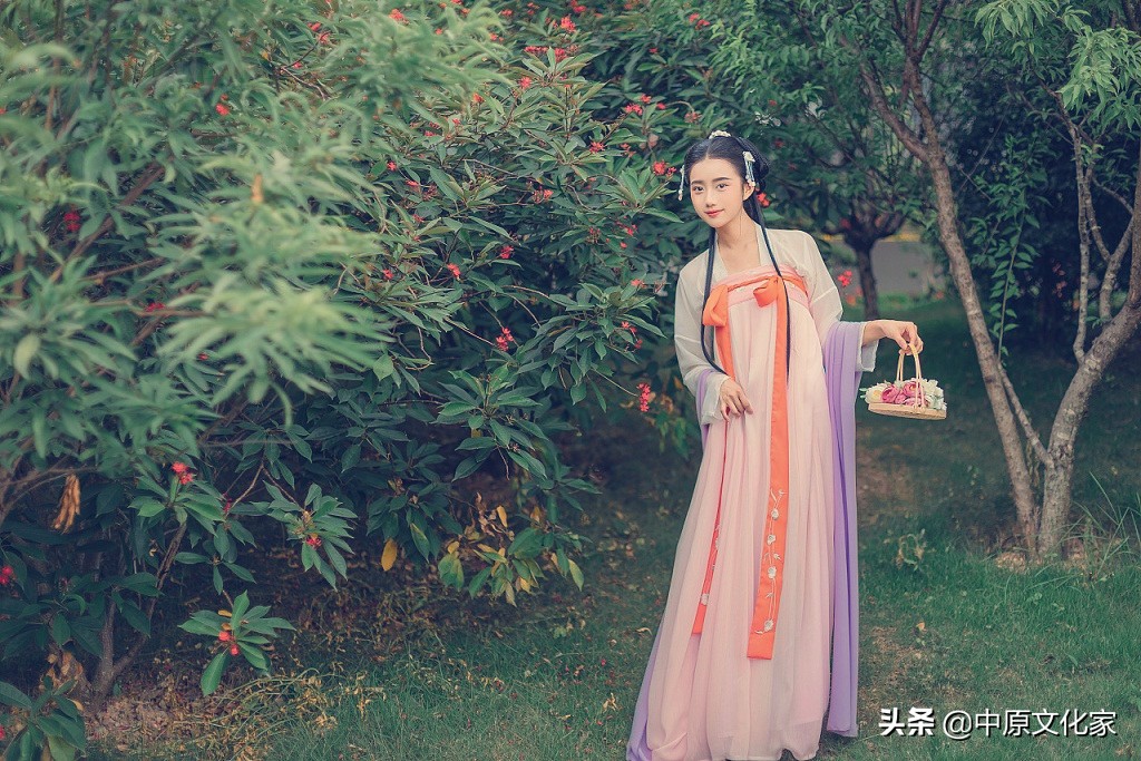 唐代女人上穿短襦或衫下着长裙,佩披帛,显得如此高贵而自信