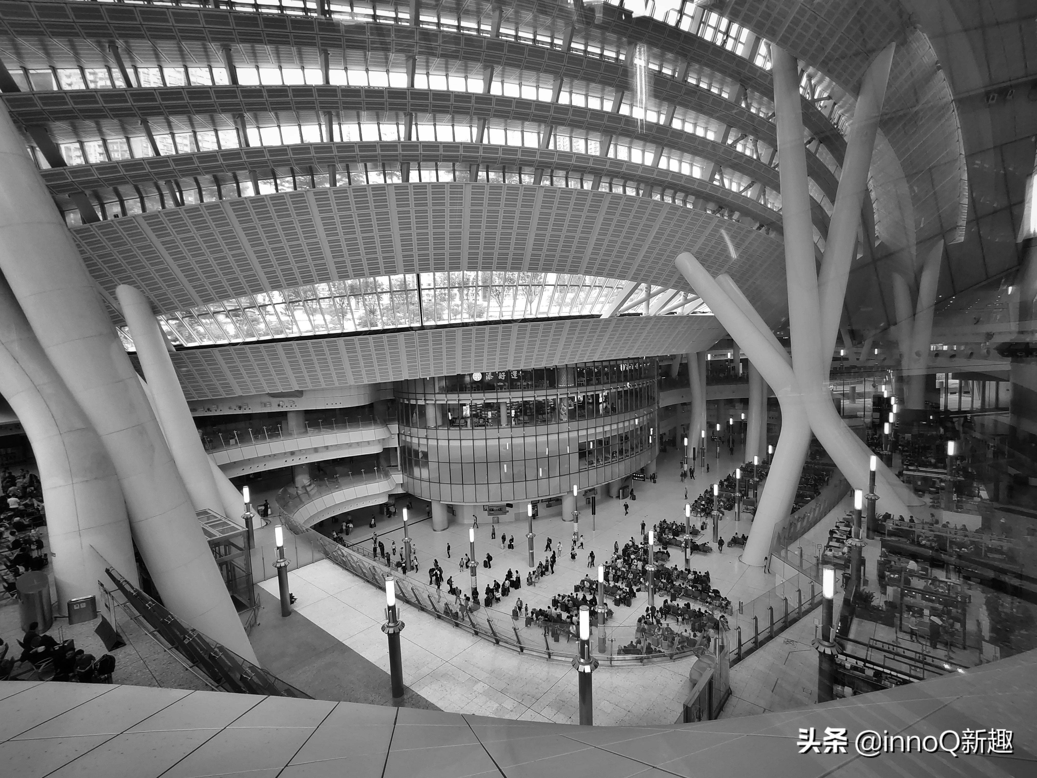 看！这部手机真的完整诠释了什么叫『五彩斑斓的黑』