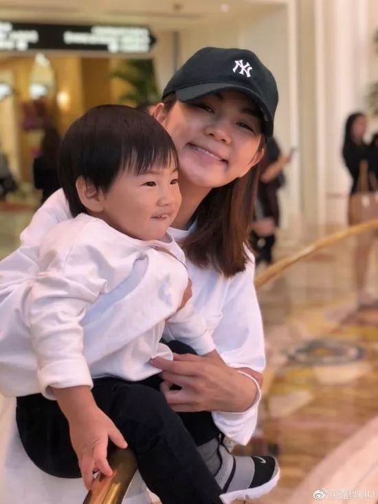 Ella自曝产后“漏尿”2年:生娃后遗症,是每个妈...