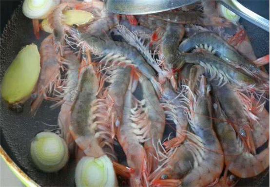 水煮大虾开水下锅还是冷水,水煮大虾是冷水下锅还是热水
