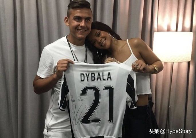 巨星蕾哈娜低调现身世界杯,蕾哈娜舞台服饰